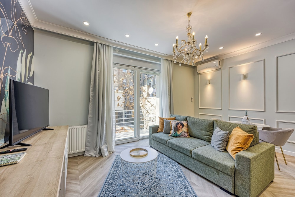 Boutique Downtown Studio with Balcony 1