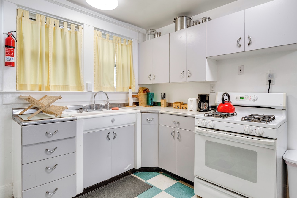 3 Mi to Dtwn Indy: 20th-century Apt w/ Fenced Yard