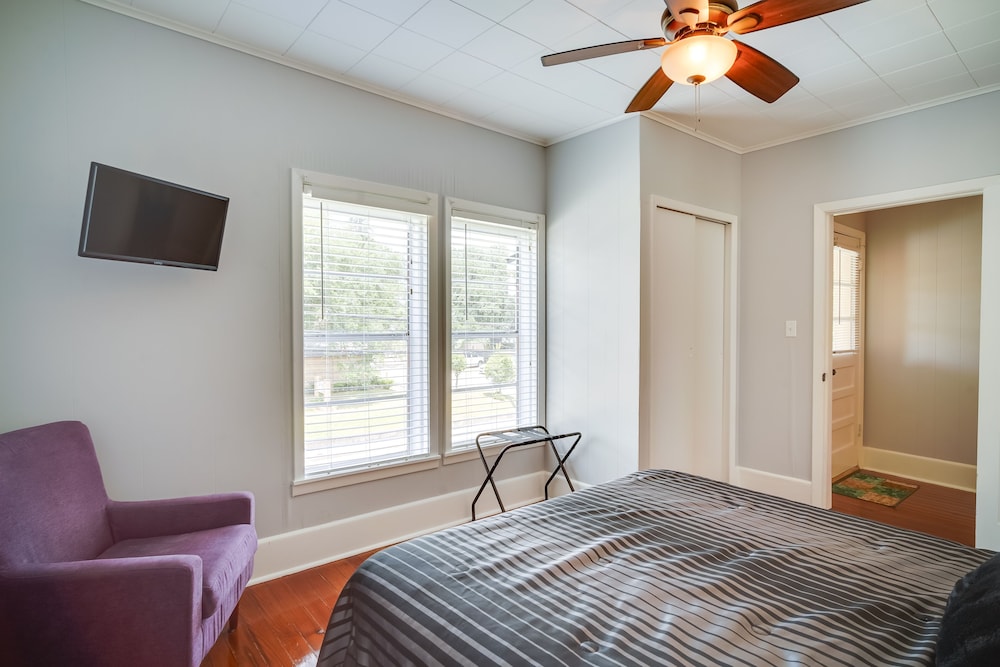 Lake Charles Vacation Rental - Walk to the Lake! view 3
