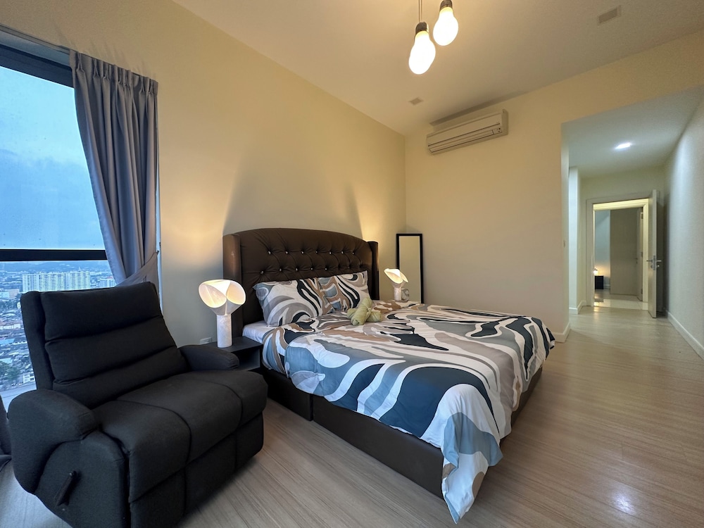 Skyline Luxe 4BR Retreat with En-suites