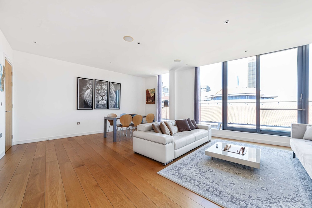 Luxury Penthouse Overlooking the Thames