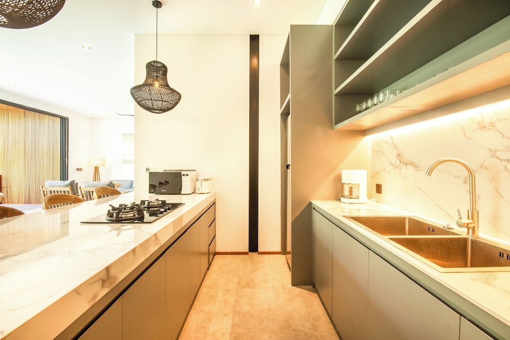 Seaside Escape: 4BR Villa, 190m to Canggu Beach