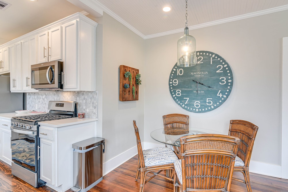 4 Mi to Moody Gardens: Galveston Home w/ Grill