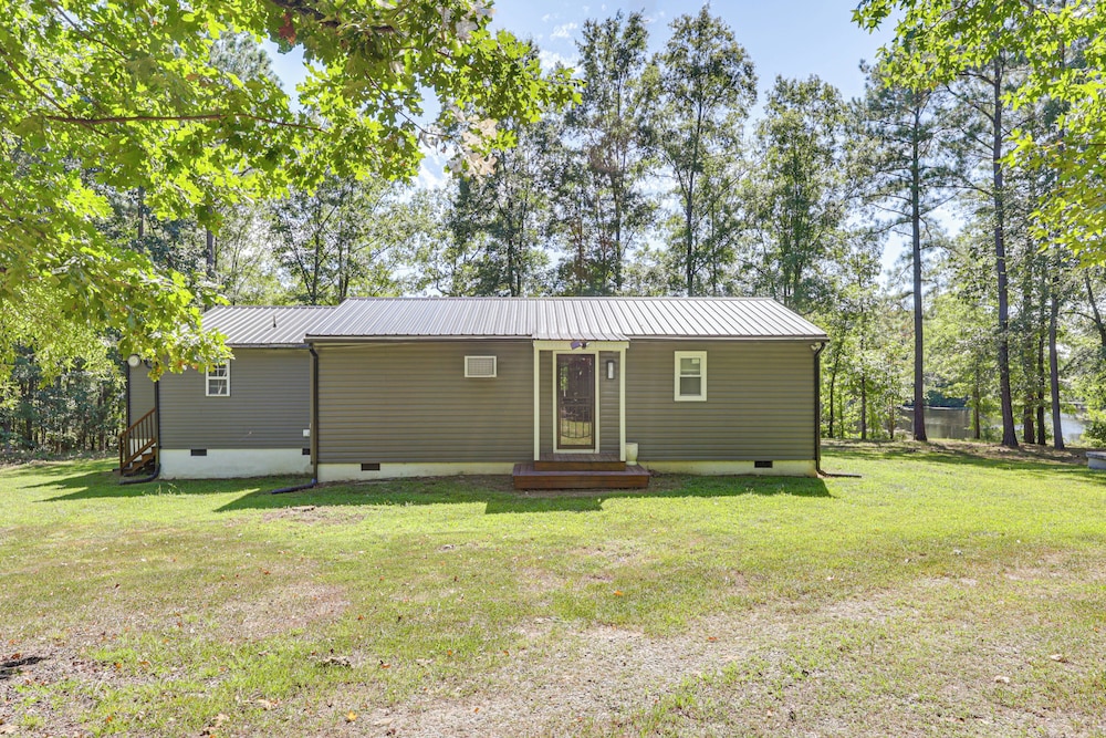Waterfront Home w/ Deck & Yard, 4 Mi to Farmville!