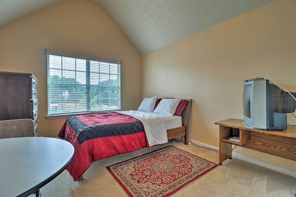 Suburban Atlanta Vacation Home - 20 Mi to Downtown