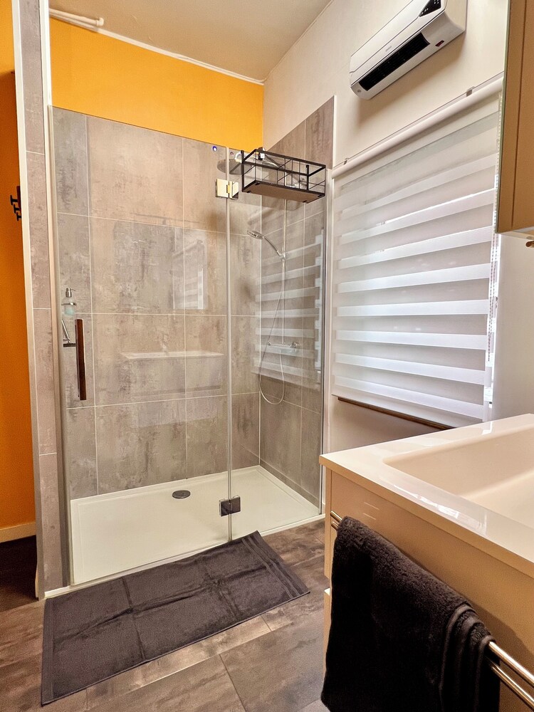 Beachfront & Sea View Sleeps 6