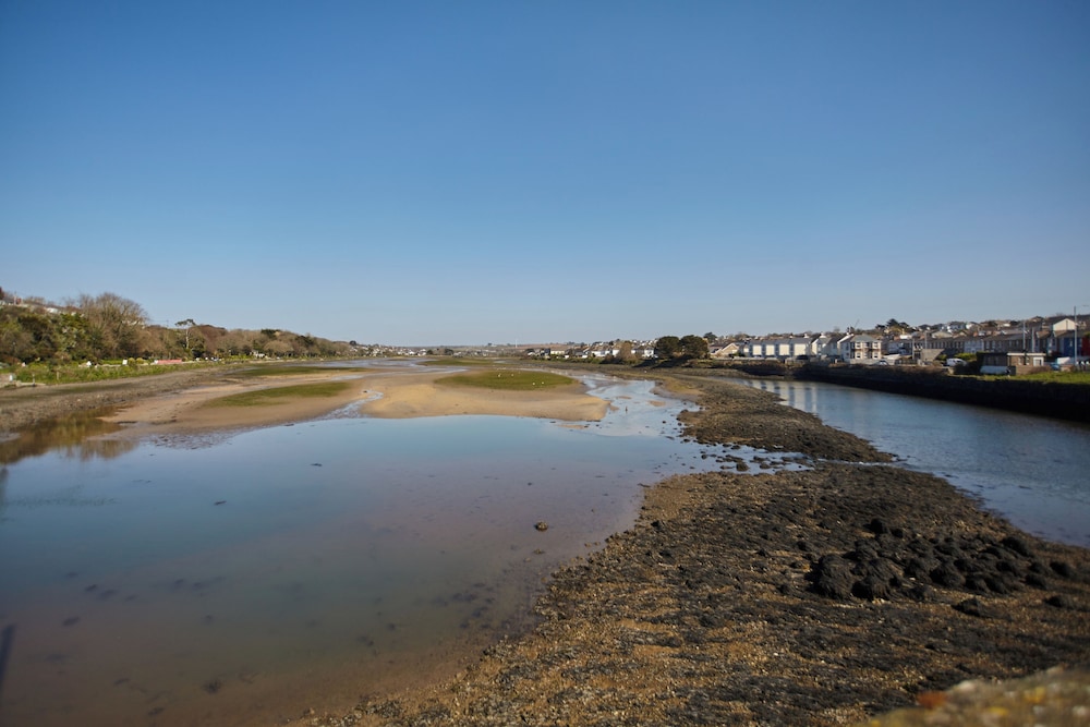 2022 Modern Home In Central Hayle With Parking