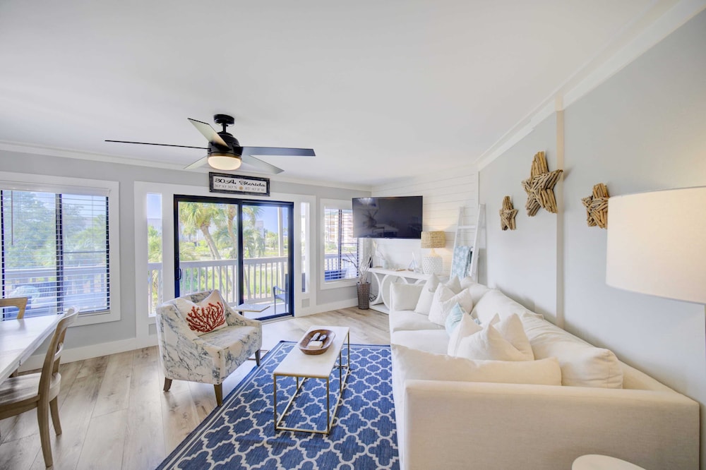 2 Condos, Steps to the Beach Pool+hot Tub, Balcony Lounge Triton & Sea Haven