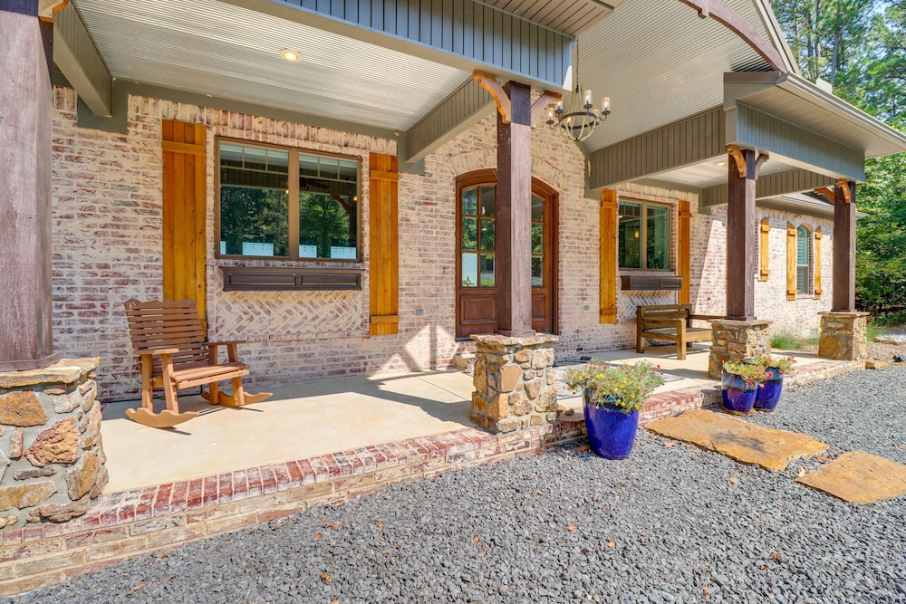 Family-friendly Edgemont Home w/ Deck & Lake Views view 5