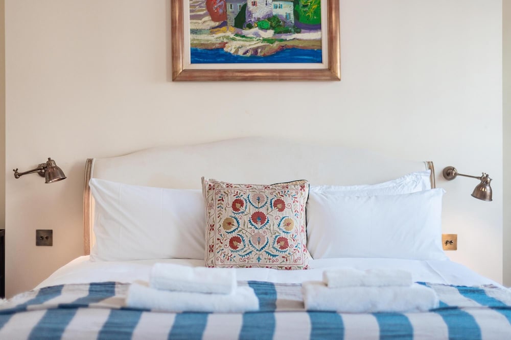 Charming Pimlico Home Close to the River Thames by Underthedoormat