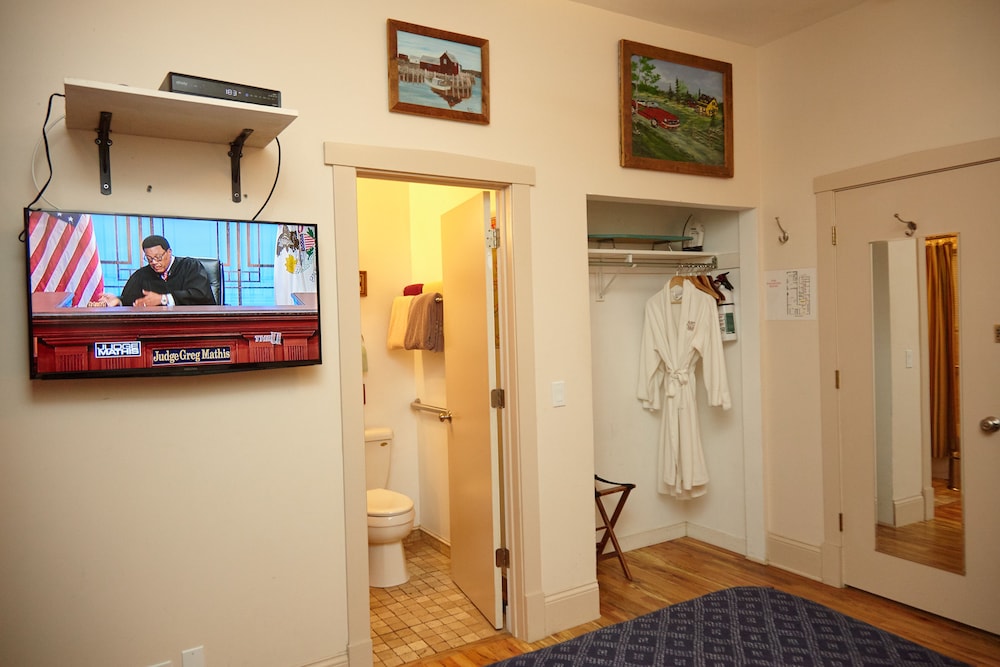 Ray's Bucktown Bed and Breakfast 9