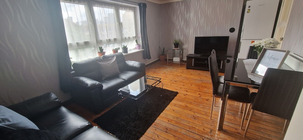 2 Bed-sleeps5-free Parking-10 min Walk Underground