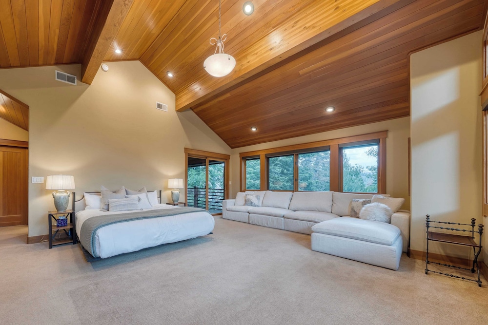 Cedars at Palisades by Avantstay Hot Tub, Resort Access, and Mountain Views