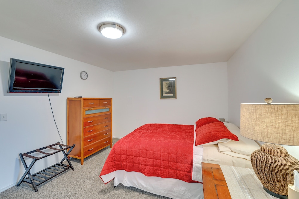 6 Mi to Dtwn Lewiston: Quiet Home w/ Views