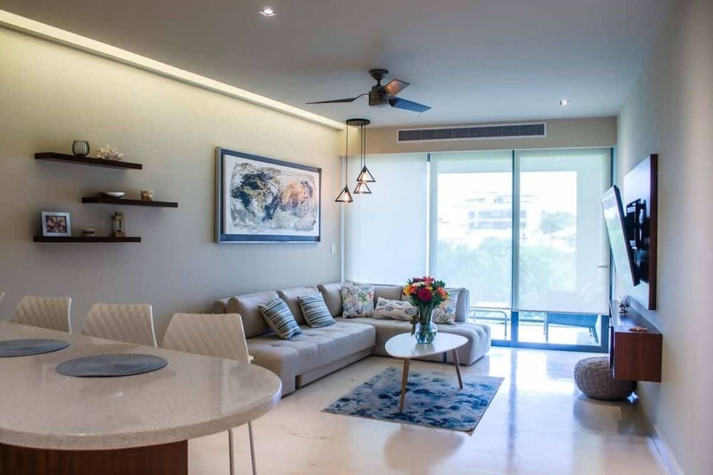 1 Br Steps From the Beach Roof w Ocean View