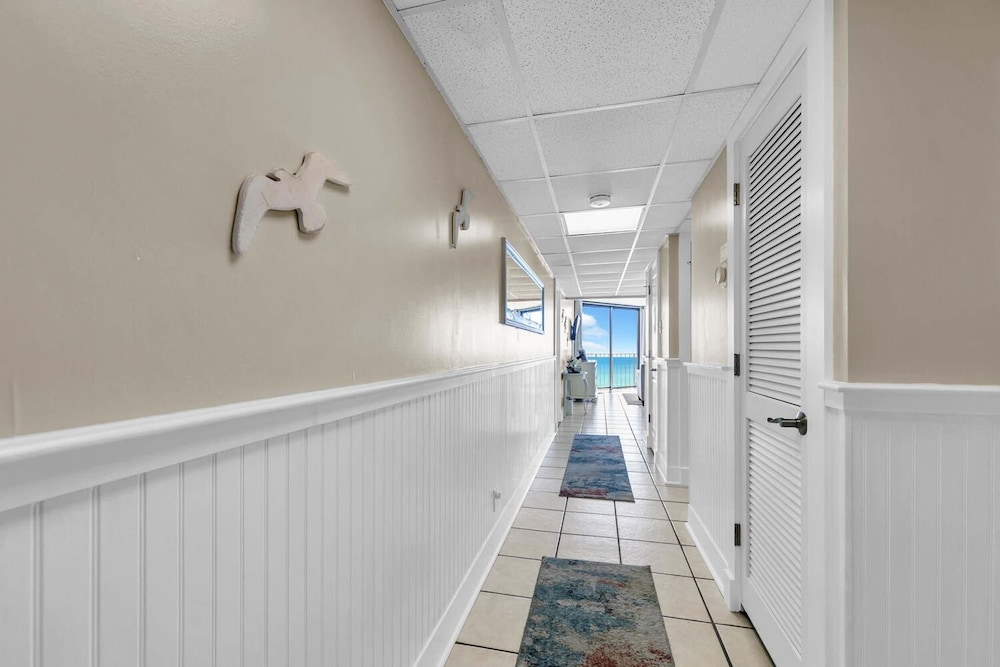 Leeward 403 at Edgewater