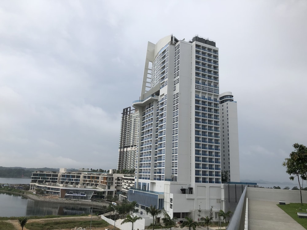 Teega Waterfront - Hello Kitty