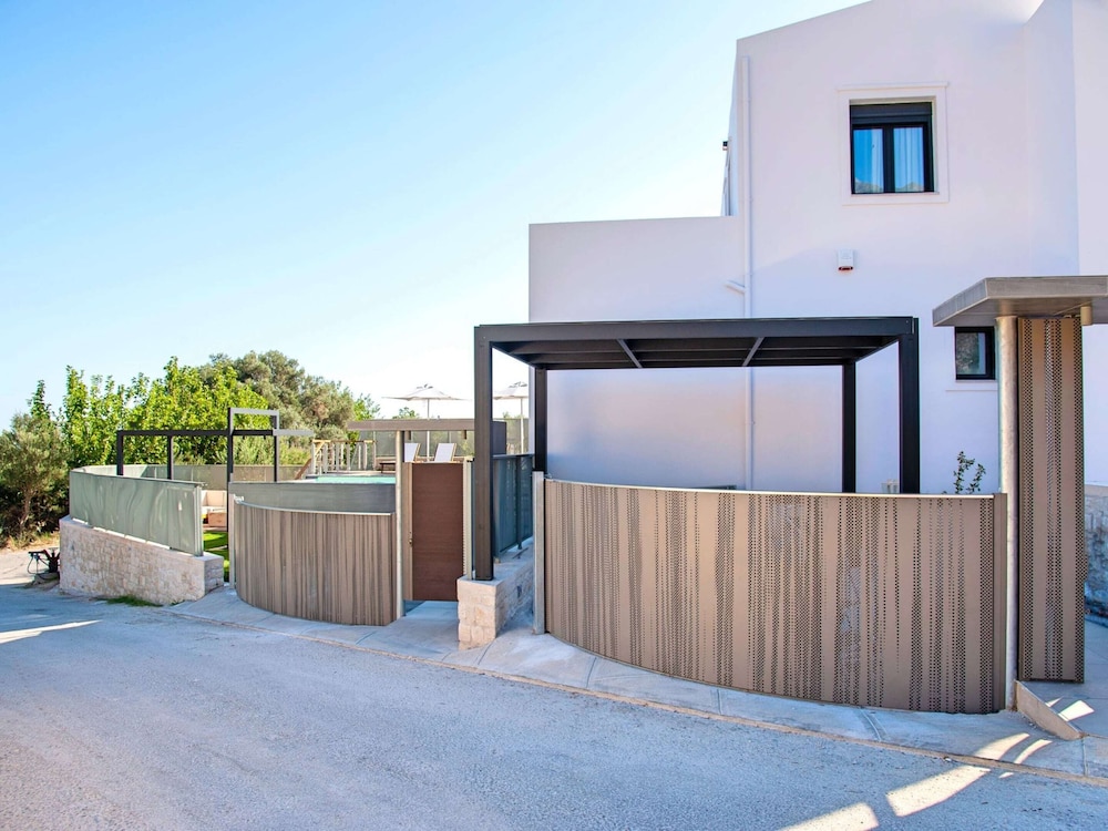 2 New Villas Next Each Other, Pool, Rent Separately or Together at Kournas Lake
