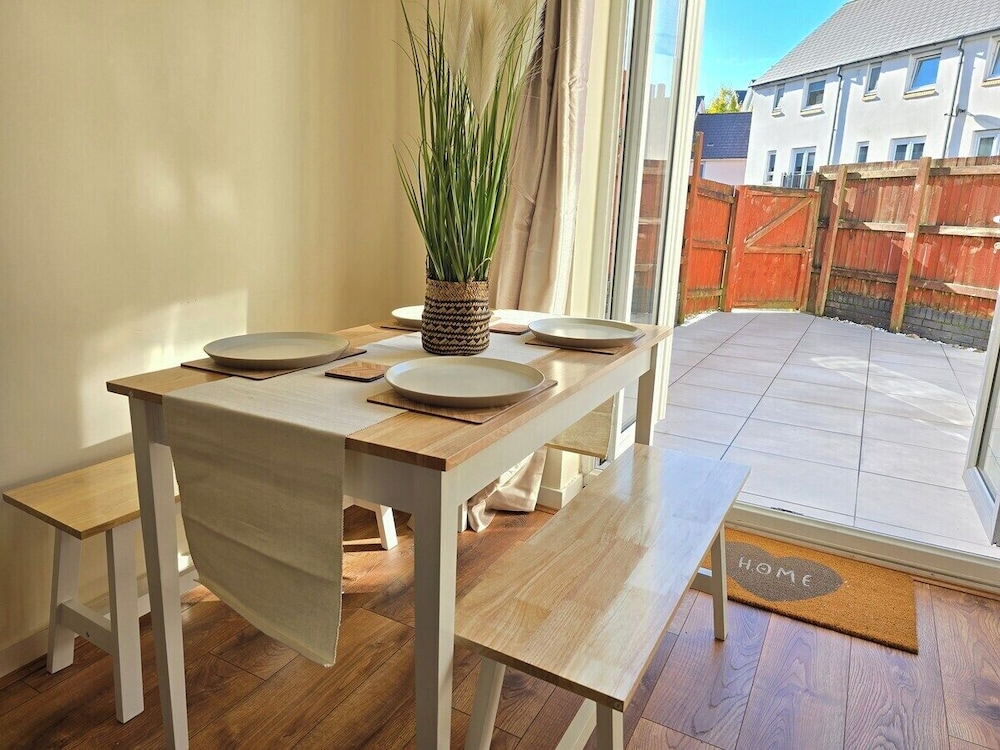 Bright 4-bed Swansea Getaway With Parking