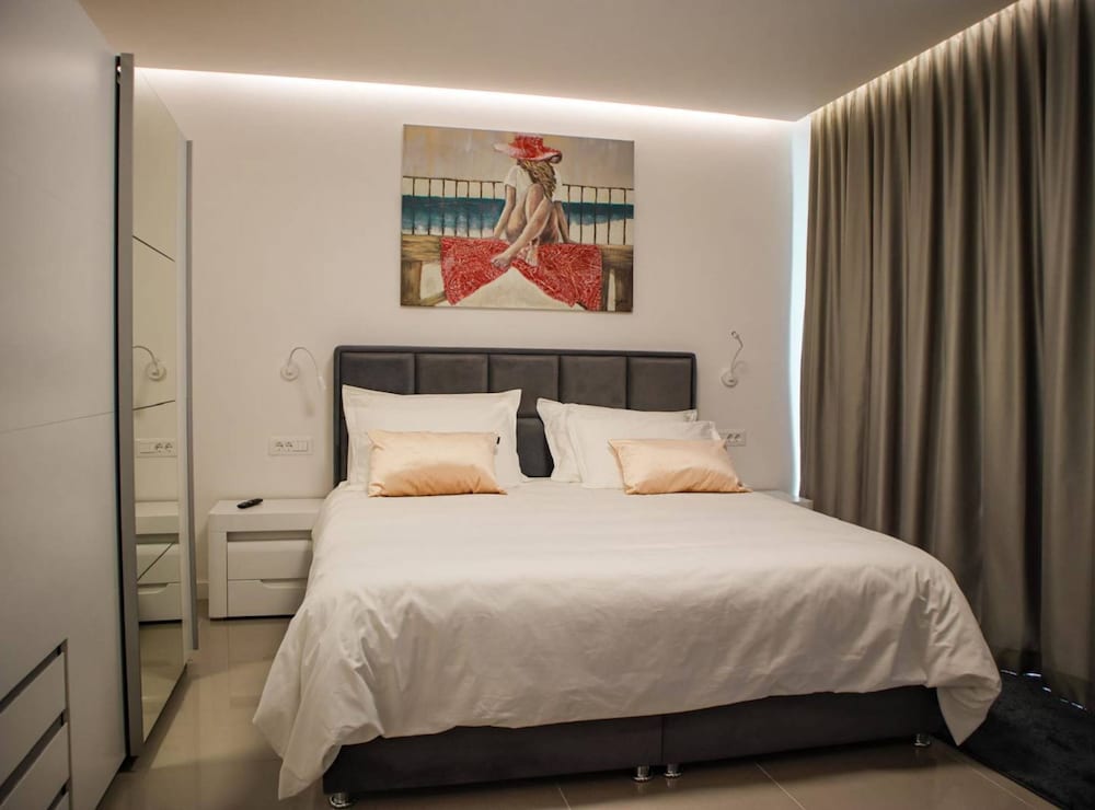 Sunset Serenity Villa With Pool, Gym and Sauna
