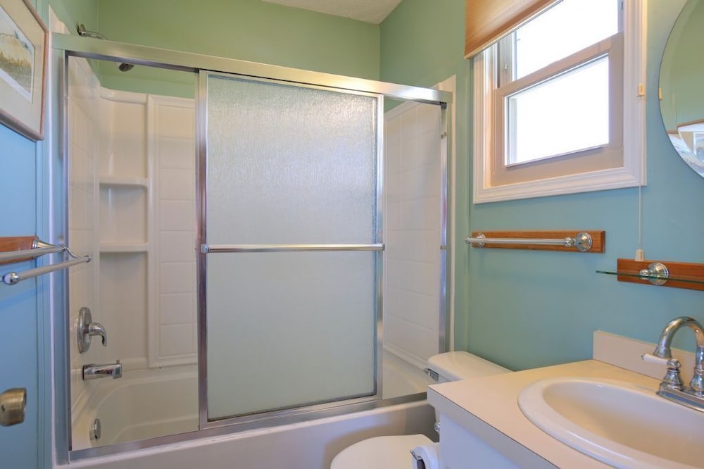 Windchimes 4 Bedroom Home by RedAwning