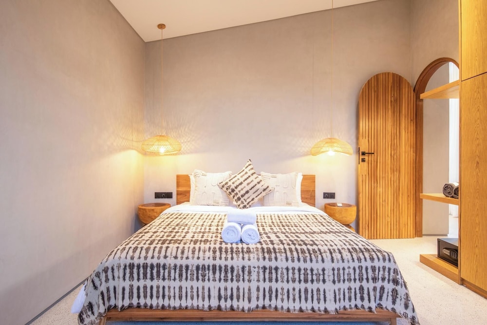 Stylish 5BR Boho Hideaway, 5 Minutes Bingin Beach