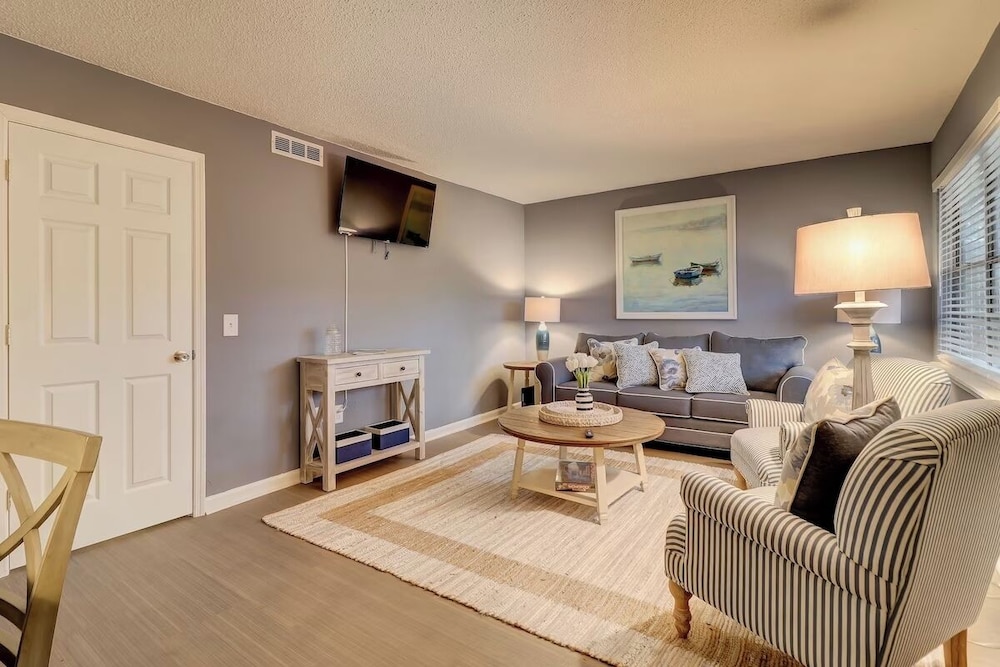 Spacious 3BR Hilton Head Getaway + Pool Access