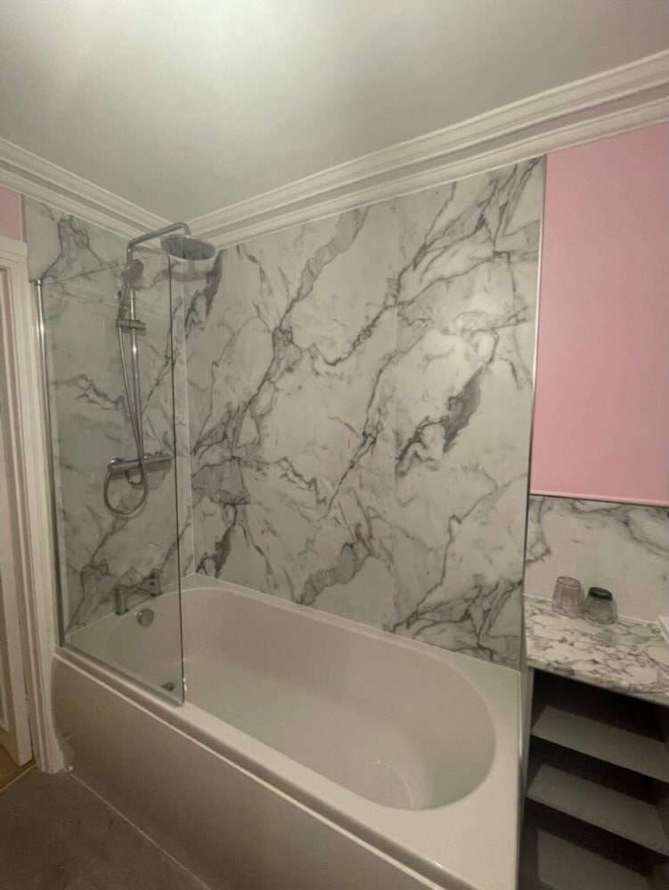 Expansive 4BD Home- 15 min From Buckingham Palace!