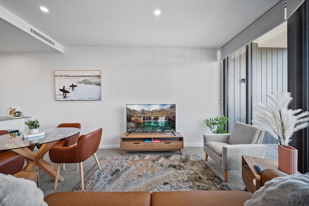 Apartment With Gym and Indoor Pool Access