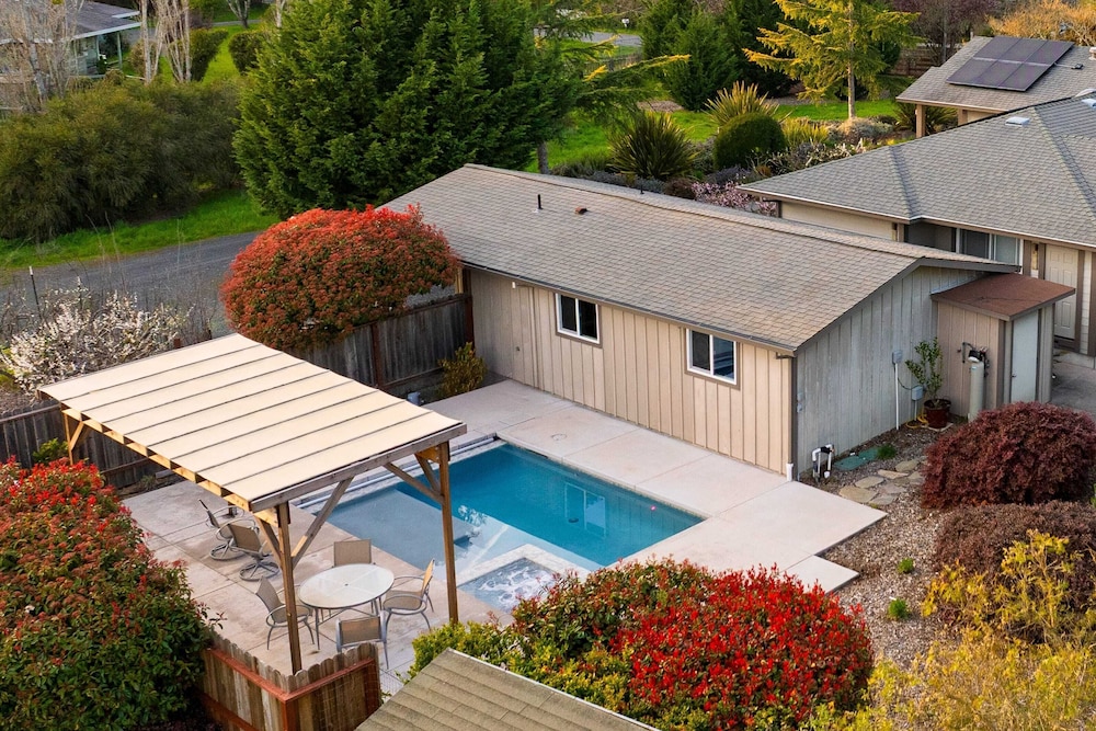 Pool + Hot Tub + Firepit + Game Room Minutes From Sebastopol & Russian River Baker Lane Retreat