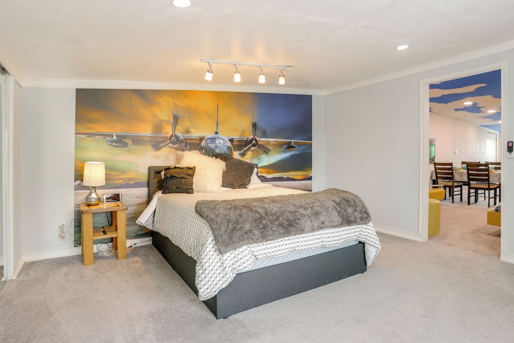 Aircraft Tours! Fly-in Hangar Apt in New Waverly