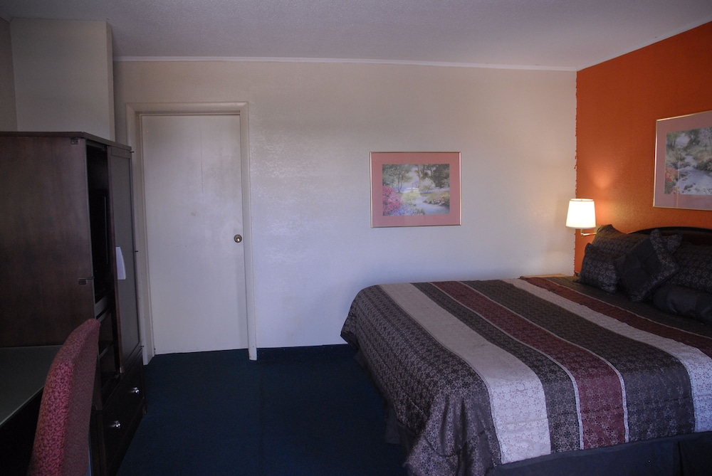 Emporia Vacations - America's Best Inns  Suites - Property Image 4