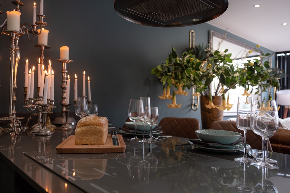Luxury 2-bed House in Cheltenham view 3
