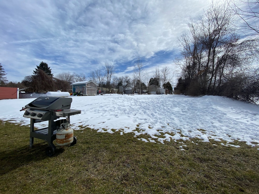 Rutland Vacations - Rutland's Hidden Gem: 2 Br/1ba Renovated Home Close To Everything 2 Bedroom Home - Property Image 6