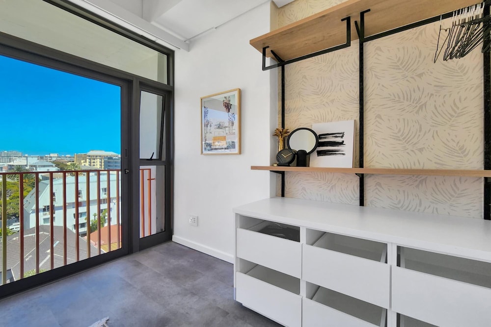 Chic Rooftop Apartment by the Sea 6onn Sea Point