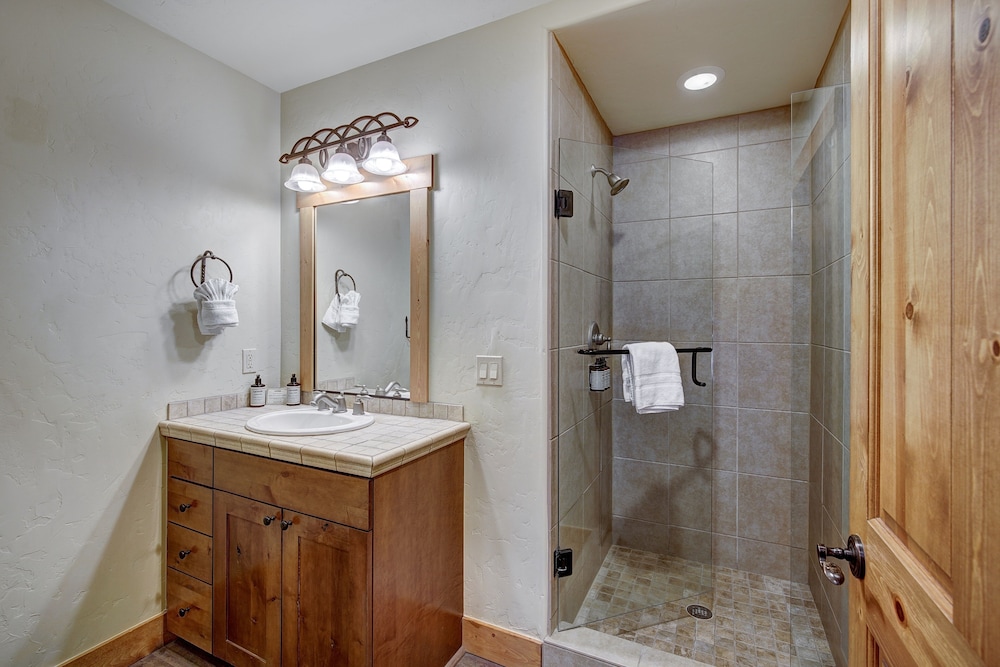 Spacious, Updated Townhome With Private Garage 3 Bedroom Condo