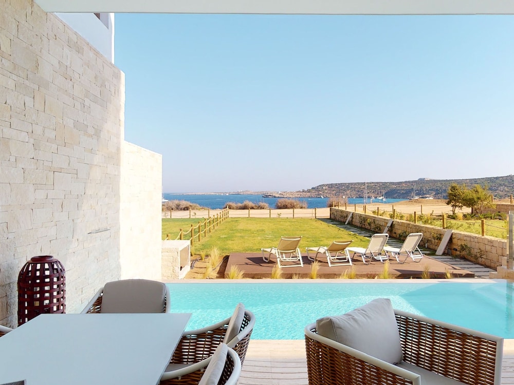 Sanders Konnos Bay Athina - Breathtaking 6-bedroom Villa On the Beach Front