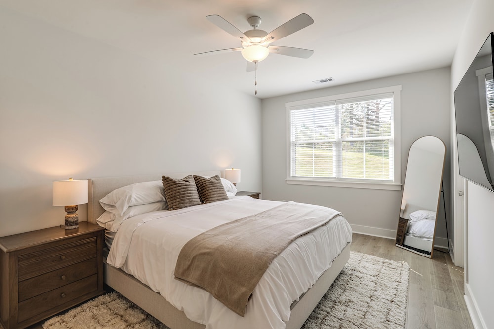 3 Mi to Ole Miss, New Build: Inviting Townhome!
