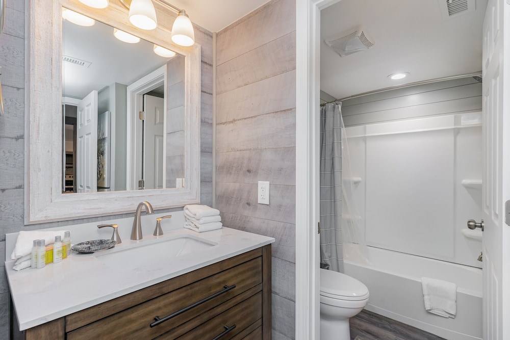Completely Remodeled And Open 18c Richmond Park 2 Bedroom Villa view 4