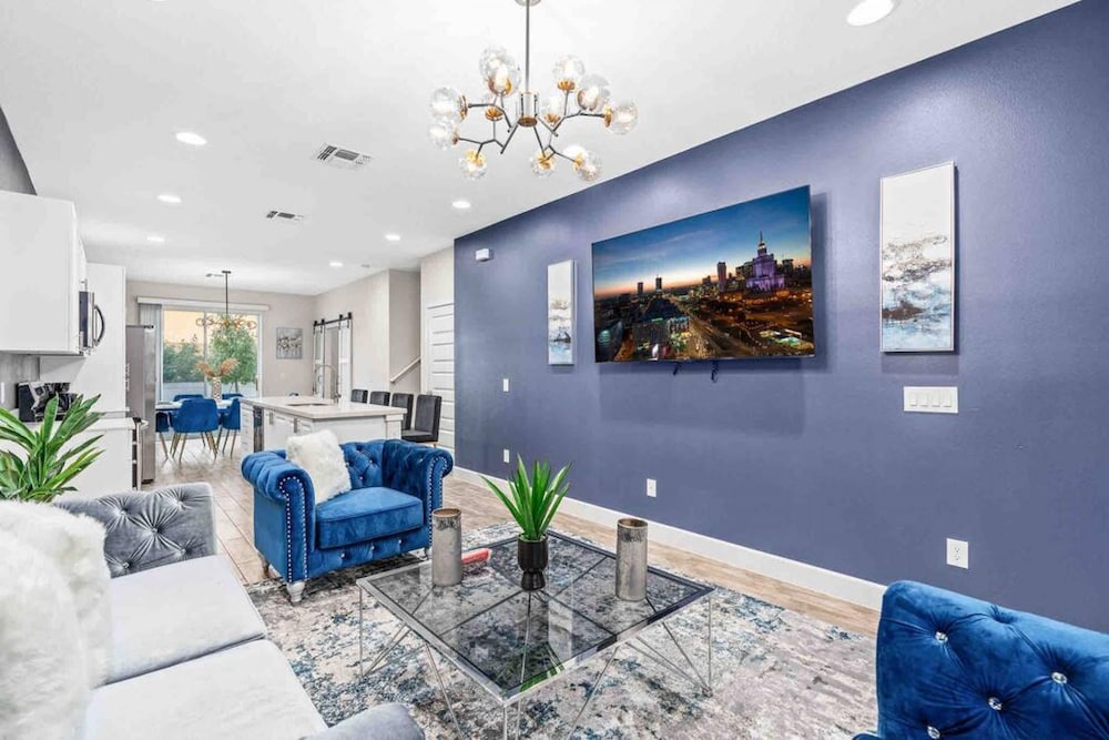 Super Epic- Sleeps 32 TWO Separate Townhomes