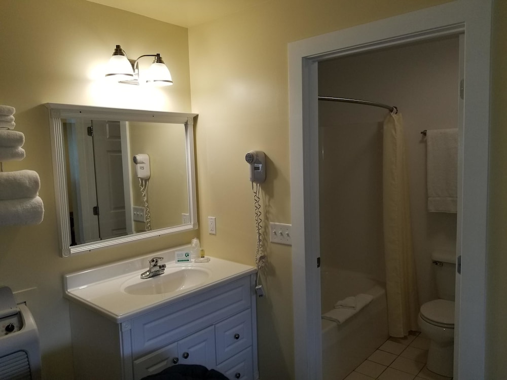 Captain's Quarters Motel - Property Image 8