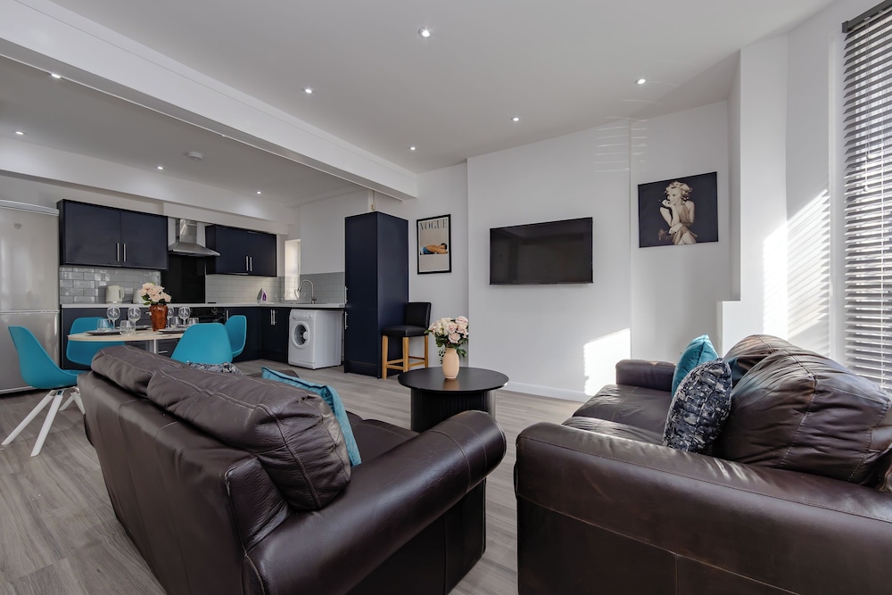 Apartment - Sleeps 7 - Parking - Close to Pier
