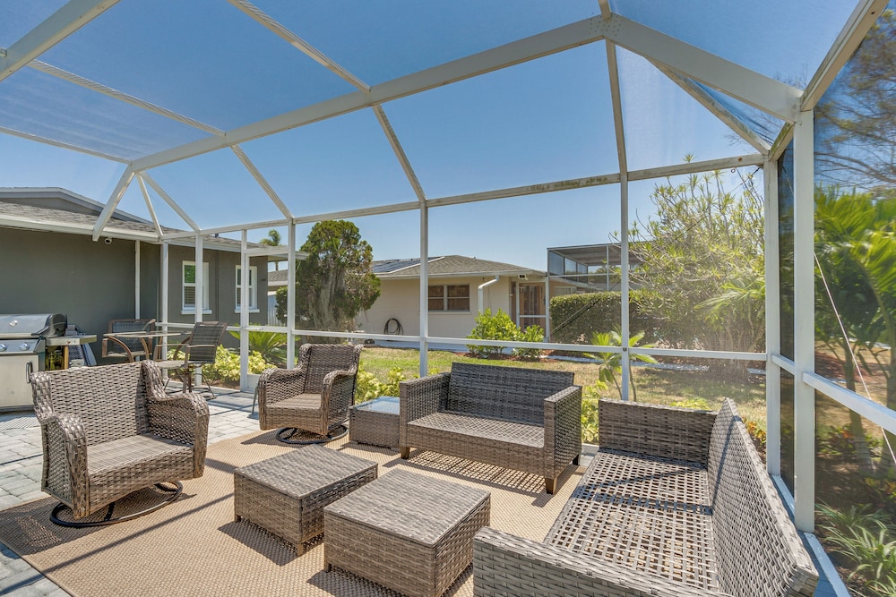 Sarasota Home w/ Pool: 4 Mi to Siesta Key Beach!