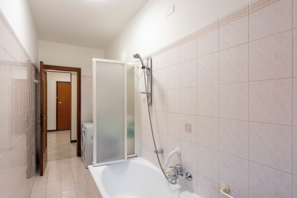 Charming 2-bed flat balcony & parking