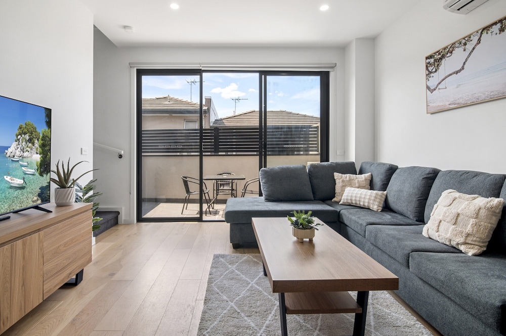 Relaxing Family Townhouse Near Melbourne's