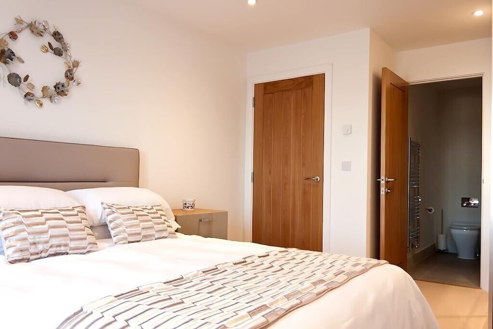 2 Bed - Leeward House by Pureserviced