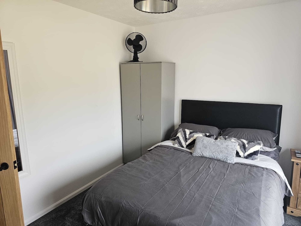 3-beds, Sleeps 6 Walking Distance to Castle & Town view 4