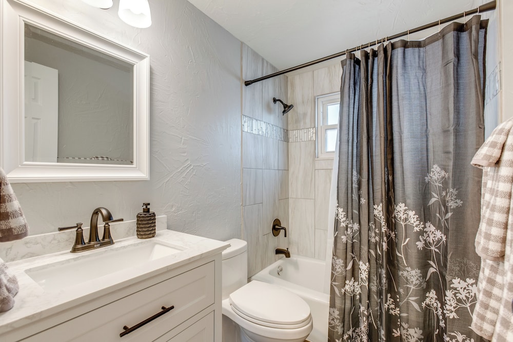 12 Mi to Dtwn Denver: Home w/ Fenced Backyard!