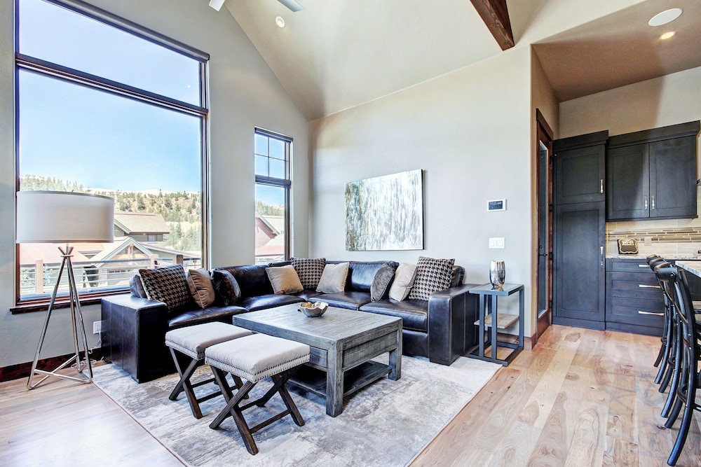 Slope View  3 Bedroom Townhouse by RedAwning