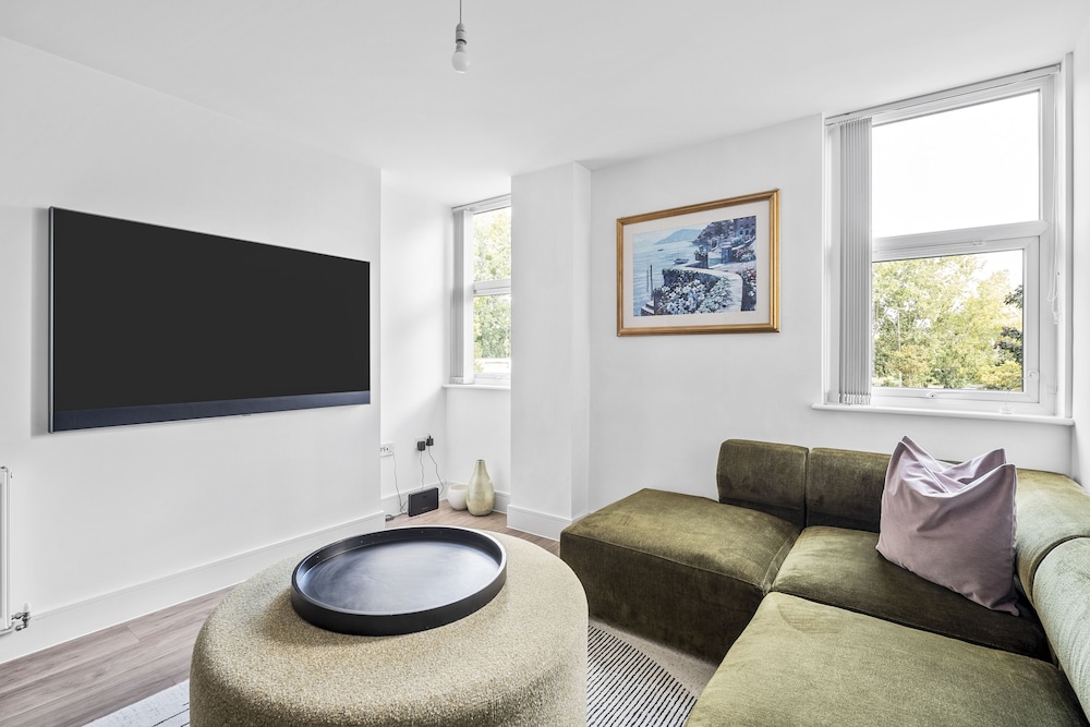 Luxurious 2 Bedroom Apartment With Free Parking